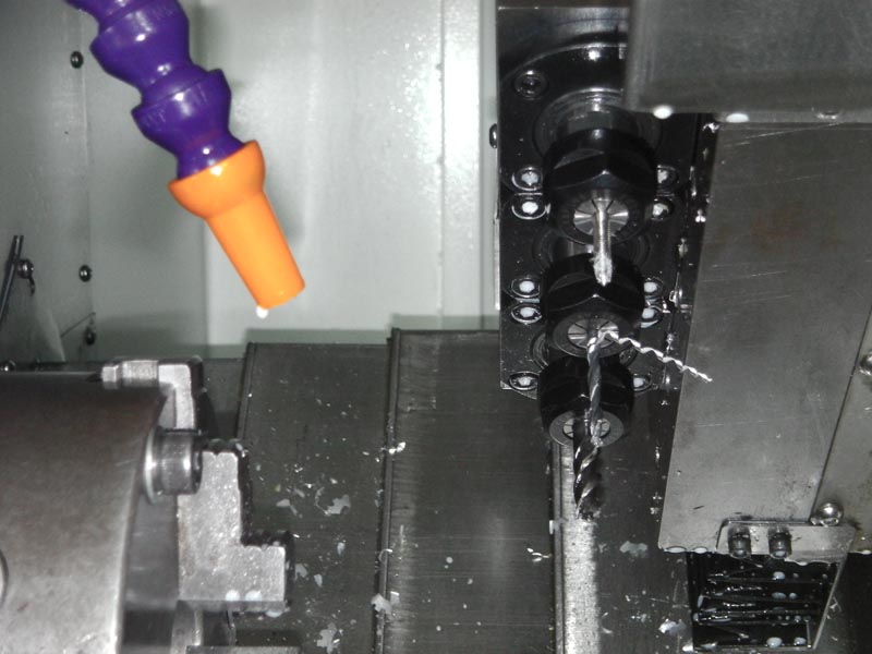  機(jī)床結(jié)構(gòu)特點(diǎn) Construction and feature of machine tool ■ 適用于重負(fù)荷和連續(xù)切削，可保持長(zhǎng)久的高精度和優(yōu)質(zhì)的表面精糙度。 ■ 高精度、高剛性、重負(fù)荷主軸。 主軸采用原裝進(jìn)口日本NSK或德國(guó)FAG P4級(jí)精密級(jí)主軸軸承 主軸采用原裝進(jìn)口日本NSK或德國(guó)FAG P4級(jí)精密級(jí)主軸軸承 主軸采用原裝進(jìn)口日本NSK或德國(guó)FAG P4級(jí)精密級(jí)主軸軸承 主軸采用原裝進(jìn)口日本NSK或德國(guó)FAG P4級(jí)精密級(jí)主軸軸承 主軸采用原裝進(jìn)口日本NSK或德國(guó)FAG P4級(jí)精密級(jí)主軸軸承，經(jīng)工程計(jì)算分析取得較佳化的跨距配置，配合獨(dú)特的迷宮式防水設(shè)計(jì)和散熱片式主軸箱設(shè)計(jì)，可達(dá)到更佳的防水防塵效果。引用高科技潤(rùn)滑技術(shù)及高剛性套筒結(jié)構(gòu)展現(xiàn)較佳穩(wěn)定性，能確保更大軸向剛性，徑向剛性及加工精度。采用專用主軸電機(jī)及進(jìn)口變頻器，實(shí)現(xiàn)大范圍自動(dòng)無(wú)級(jí)調(diào)速，整支主軸由臺(tái)灣普森專業(yè)主軸廠家生產(chǎn)。主軸軸承為前三后二排列,更能承受較強(qiáng)沖擊。主軸設(shè)計(jì)轉(zhuǎn)速可達(dá)8000rpm/min。 ■ 剛性好，操作、排屑方便。 高強(qiáng)度，床身傾斜45°，采用優(yōu)質(zhì)鑄鐵樹脂砂造型，并經(jīng)二次退火處理，保證鑄件穩(wěn)定性，緊密型筋骨板結(jié)構(gòu)，剛性好、抗震性強(qiáng)。